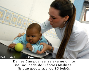 Denise Campos realiza exame clínico na Faculdade de Ciências Médicas: fisioterapeuta avaliou 95 bebês. (Foto: Antoninho Perri)