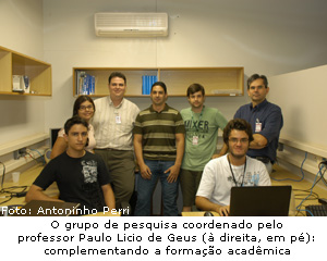 O grupo de pesquisa coordenado pelo professor Paulo Licio de Geus (à direita, em pé): complementando a formação acadêmica. (Foto: Antoninho Perri)