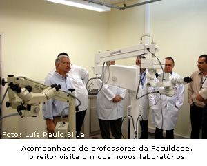 Acompanhado de professores da Faculdade, o reitor visita um dos novos laboratórios. (Foto:  Luis Paulo Silva)