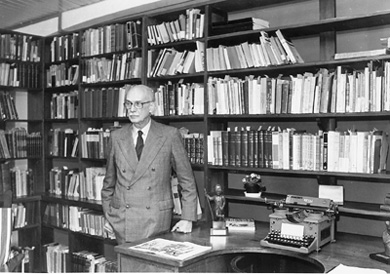 Antonio Candido e a biblioteca de seu pai, na época da doação, em 1989