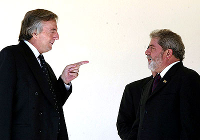 Os presidentes Néstor Kirchner e Lula conversam antes de reunião do Mercosul em dezembro do ano passado: argentino declarou recentemente que o Brasil quer "fazer até o papa" (Foto: Jorge Araujo/Folha Imagem)