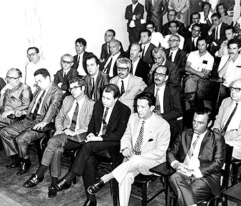 Sessão de homenagem a Gleb Wataghin no Instituto de Física em 1971. Na primeira fila, da direita para a esquerda, Murillo Marques, Damy e Cerqueira Leite