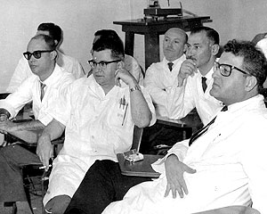 Palestra na Faculdade de Ciências Médicas. Na primeira fila, da esquerda para a direita, Negreiros de Paiva, Walter Hadler e Bernardo Beiguelman 