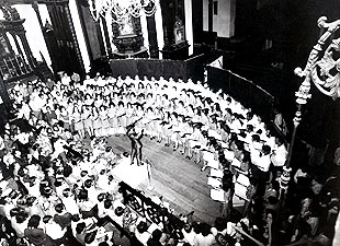 Primeiro concerto público do Coral Unicamp, em 16 de novembro de 1971, com regência do maestro Benito Juarez