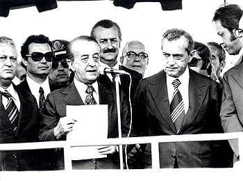 Zeferino discursa ao lado do governador Laudo Natel, em 1975, no lançamento da pedra fundamental do HC
