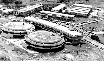 Aspecto da área central do campus em meados da década de 70, com o Ciclo Básico em primeiro plano