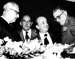 Zeferino (centro) com o governador do antigo estado da Guanabara (esq.), Carlos Chagas, em 1974: paraninfo em formatura de policiais 