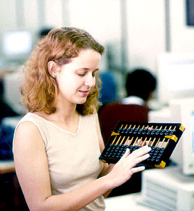 Aluna faz demonstração com o ábaco, instrumento de cálculo milenar que se tornou logotipo do Instituto de Computação