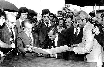 O governador Laudo Natel, ao lado de Zeferino, assina ata de lançamento da pedra 