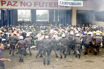Policiais militares tentam conter torcedores durante partida no estádio do Pacaembu, em São Paulo (Foto: Ari Ferreira)