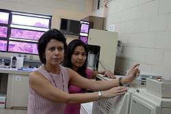 As pesquisadoras Gláucia Maria Ferreira Pinto e Talita Takizawa Dias: tecnologia pode ser usada em laboratórios de pesquisa e nas indústrias em geral