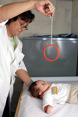 Bebê é submetido a teste no Cepre: diagnóstico é realizado por médicos das áreas de oftalmologia e otorrinolaringologia da FCM  (Foto: Antoninho Perri)