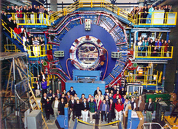Pesquisadores dentro do acelerador de partículas do Laboratório de Brookhaven: anel com 3,8 km de extensão (Foto: Divulgação)