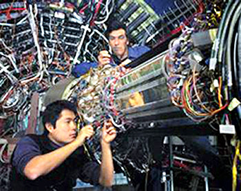 Jun Takahashi junto ao detector de silício desenvolvido  para o experimento Star: trabalho valeu o doutorado (Foto: Divulgação)