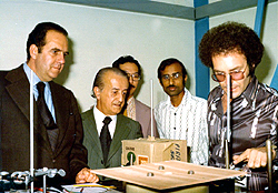 Da esq. para a dir., o governador Paulo Egydio Martins, o reitor Zeferino Vaz e os professores Paulo Sakanaka, Ramakant Srivastava e James Moore, na inauguração, em 1976, do prédio do Departamento de Eletrônica Quântica (Foto: Divulgação/ Arquivo)