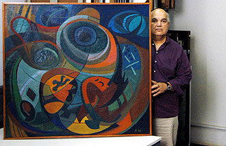 O professor e artista plástico Geraldo Porto e algumas das telas de Anatol Wladyslaw: acervo conta com 301 obras (Foto: Antoninho Perri)