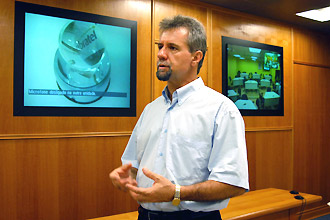 O engenheiro eletrônico Gilberto Oliani na sala de vídeoconferências: 15 pólos conectados (Foto: Antoninho Perri)