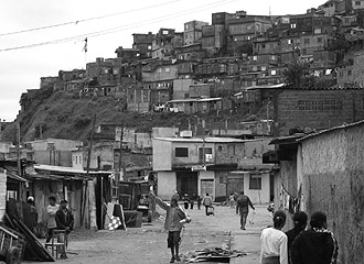 Favela na periferia da cidade de São Paulo: para pesquisador, "limites da democracia brasileira contribuem para o agravamento da violência" (Foto: Divulgação)