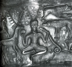 Detalhe de deus com chifres no caldeirão de Gundestrup, encontrado na Dinamarca. (Foto: Reprodução)