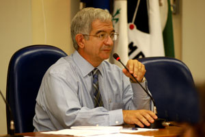 O reitor Fernando Costa fala durante reunião do Conselho Universitário no último dia 5 de maio (Fotos: Antoninho Perri) 