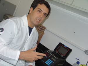 O odontologista Leonardo Soriano de Mello Santos: amostras de pacientes vivos permitem aferir a eficácia dos resultados (Foto: César Maia)  