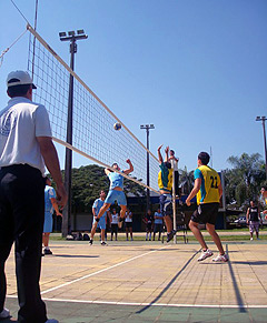  Partida de vôlei em competição promovida pela Liga das Atléticas: reunindo alunos de todas as unidades (Foto: Divulgação)