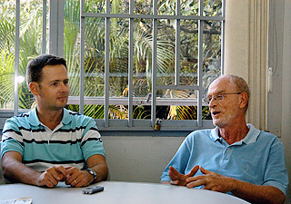 Os professores Maurice de Koning e Sílvio Antonio S. Vitiello, do IFGW: resultados experimentais como ponto de partida (Foto: Antoninho Perri)