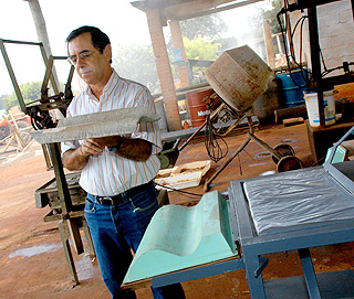 O professor Antonio Ludovico Beraldo, da Feagri, mostra telha produzida a partir do bambu: barateamento da construção (Foto: Antoninho Perri)