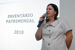 Maria Estela Gomes, da divisão de Registros e Controles Contábeis: Há unidades que possuem cerca de 30 mil bens. (Foto: Antonio Scarpinetti)