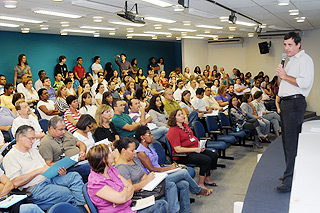 Funcionários participam do evento de abertura do Inventário Patrimonial 2010 da Unicamp, no auditório da DGA (Foto: Antonio Scarpinetti)