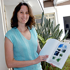 A bióloga Juliana Mayer, autora da tese: estabelecendo um protocolo de micropropagação a partir do segmento de folha (Foto: Antoninho Perri)