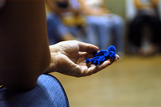 Bonequinha russa confeccionada em uma das apresentações da contadora de histórias: amuleto da sorte (Foto: Antonio Scarpinetti)