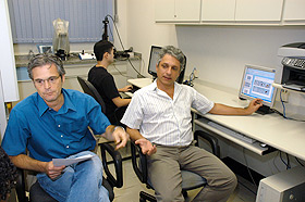 O pesquisador Jancarlo Ferreira Gomes, à  esquerda, e o professor Alexandre Xavier Falcão: obtenção de lâminas mais limpas (Foto: Antoninho Perri)