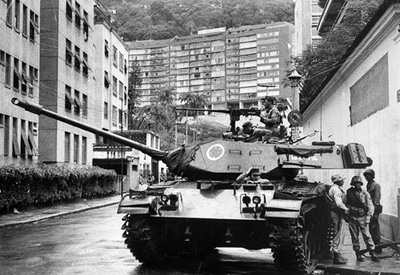 Dias depois do golpe, militares vigiam rua onde morava João Goulart, no bairro de Laranjeiras, no Rio de Janeiro