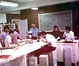 1973 - Sentados em latas, Tadeu (à direita) e colegas em aula improvisada; ao fundo, o professor José Luiz  Vasconcelos Rocha