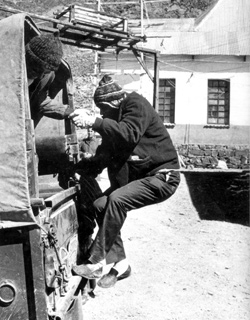 Lattes sobe em caminhão de transporte de equipamentos para a implantação do laboratório de Chacaltaya, na Bolívia, em 1953 (Acervo de Cesar Lattes)