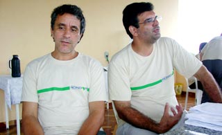 Os professores Sérgio Resende Carvalho (FCM) e Francisco Sergio Bernardes  Ladeira (IG) em Eirunepé: desafio foi corresponder às demandas locais  ( Foto: Dário Crispim)