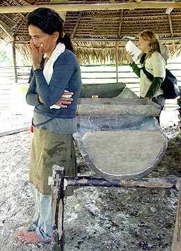 Camila Dunaitis Donini, aluna da FCM, visita casa de farinha  ( Foto: Dário Crispim)