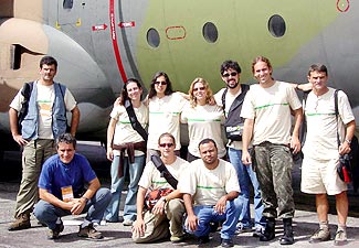 Equipe da Unicamp em frente ao avião da FAB no aeroporto da cidade de Tefé, última escala antes da chegada a Eirunepé ( Foto: Dário Crispim)