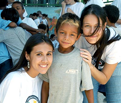 Visita de calouros a escola do Jardim São Marcos em 2005: vínculo estreito das atividades acadêmicas com o bem-estar social ( Foto: Antoninho Perri)