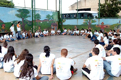 Universitários misturam-se com alunos da periferia: atividades enquadradas dentro da proposta do Trote da Cidadania ( Foto: Antoninho Perri)