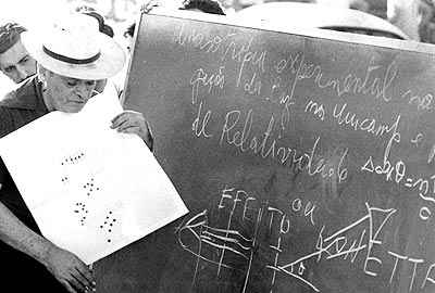 Lattes com um de seus chapéus em aula ao ar livre: Desprendimento em relação à importância das conquistas na carreira (Foto: divulagação)