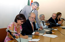 Maria Carolina assina termo de doação: perpetuando a memória afetiva (Foto: Neldo Cantanti)