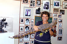 Mara Leodoro Silva e com o jacaré empalhado: pregando susto no ônbus (Foto: Neldo Cantanti)