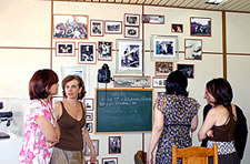 As filhas no escritório reconstituído: ansiedade por rever os pertences (Foto: Neldo Cantanti)