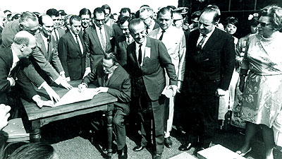 5 de outubro de 1966: o presidente Castelo Branco, com Zeferino ao lado, assina a “certidão de nascimento” do campus de Campinas (Fotos: Acervo Arquivo Central (Siarq) Unicamp)