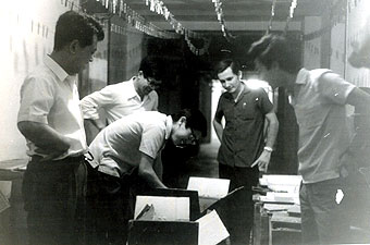 Físicos do grupo da cooperação Brasil-Japão em raios cósmicos no porão do Colégio Bento Quirino, em 1969