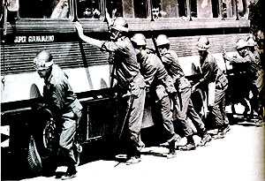 Ônibus repletos de estudantes deixa Ibiúna em outubro de 1968 rumo às prisões de São Paulo (Foto: Reprodução/Arquivo Edgard Leuenroth) 