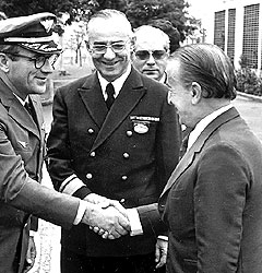 Zeferino cumprimenta militares em 1973: boas relações com a alta patente (Foto: Acervo Histórico do Arquivo Central (Siarq))