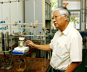 O professor Yoshitaka Gushikem, do Departamento de Química Inorgânica do Instituto de Química (IQ): pesquisas pioneiras  (Foto: Antoninho Perri)